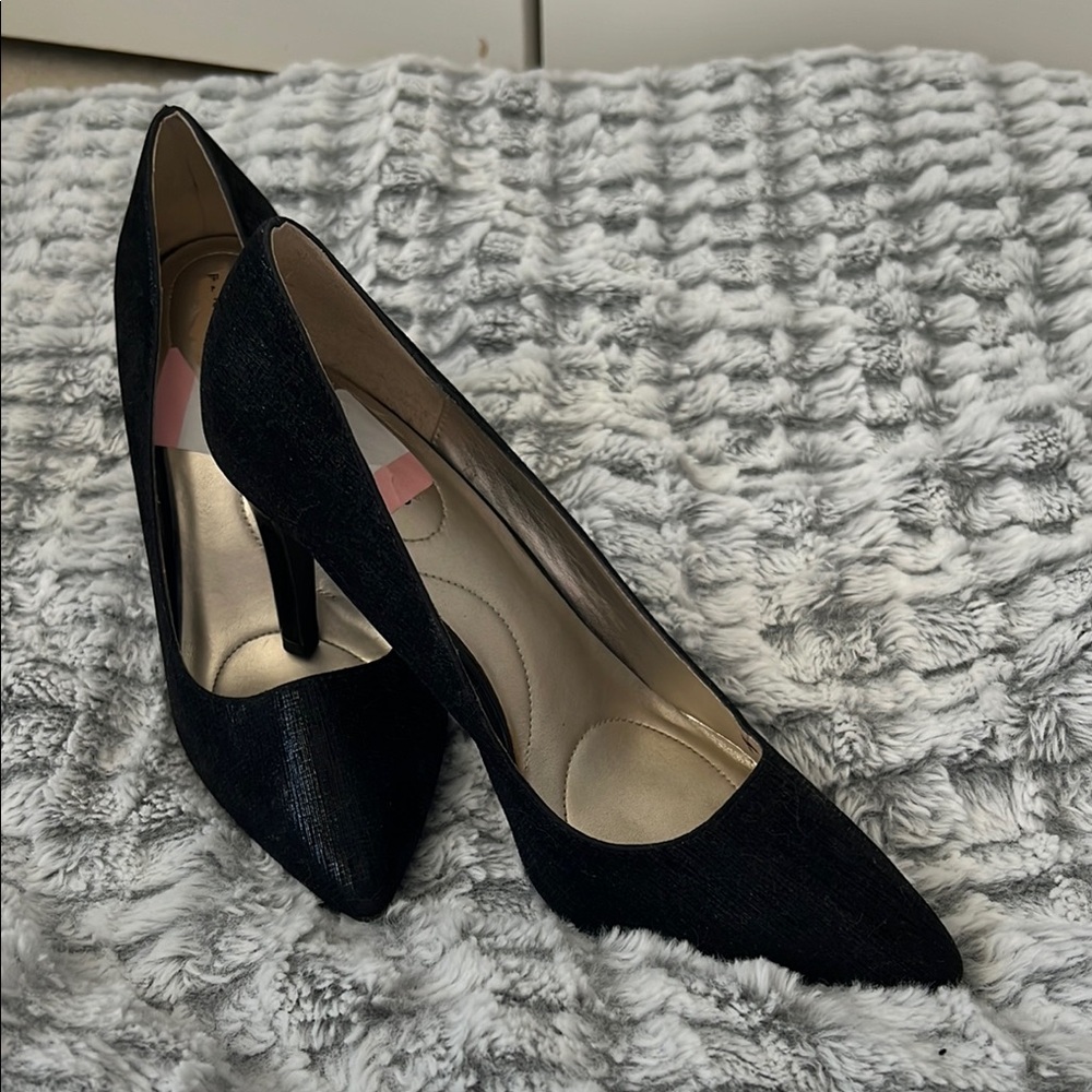 Bandolino Black Textured Heels with Pointed Toe